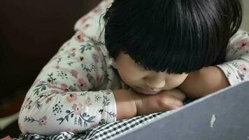 kind aan het kijken tekenfilm Aan digitaal tablet Aan tafel video