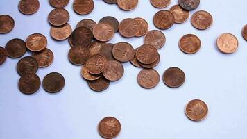 moedas caindo para chão, 1 centavo, dinheiro, metal. video