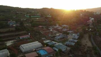 aérien vue de le coucher du soleil dans bhilar, Mahabaleshwar video