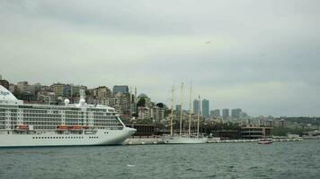 Istambul, Peru - pode 6, 2023, uma cruzeiro navio Sete mares viajante e uma vela navio às a galataport dentro dois vezes lento movimento. video