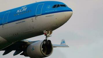 amsterdam, de nederländerna juli 25, 2017 - klm kunglig dutch flygbolag flygbuss 330 ph aoc närmar sig innan landning på bana 06 kaagbaan på soluppgång, långsam rörelse. shiphol flygplats, amsterdam, holland video