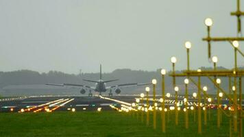 amsterdam, il Olanda luglio 28, 2017 - delta le compagnie aeree airbus 330 atterraggio su pista di decollo 18r polderbaan a mattina. nave aeroporto, amsterdam, Olanda video