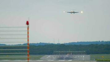 régional jet avion approchant avant atterrissage dans Düsseldorf video