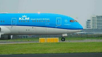 amsterdam, nederland 25 juli 2017 - klm royal dutch airlines dreamliner boeing 787 ph bhi taxiënd voor vertrek op baan 36l polderbaan. shiphol airport, amsterdam, holland video