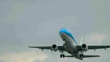 Amsterdam, de Nederland juli 25, 2017 - klm cityhopper omhelst 175 ph exn vertrek Aan landingsbaan 36l polderbaan. schiphol luchthaven, Amsterdam, Holland video