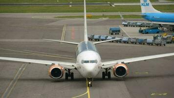 Amsterdam, Pays-Bas 29 juillet 2017 - tuifly boeing 737 c ftoh roulage avant le départ, l'aéroport de shiphol, Amsterdam, Hollande video