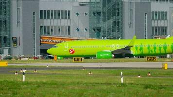 dusseldorf, Duitsland juli 22, 2017 - s7 boeing 737 800 vq br taxiën voordat vertrek. dusseldorf luchthaven video