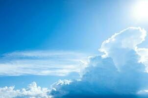 hermosa azul claro cielo con blanco nube y Brillo Solar antecedentes. foto