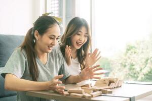 joven adulto Sureste asiático Pareja relajarse estilo de vida jugando jenga tablero juego a hogar foto