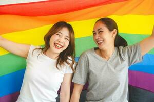 retrato de contento sonrisa Sureste asiático mujer lgbt Pareja con arco iris orgullo bandera foto