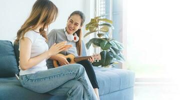 Sureste asiático personas Pareja relajarse estilo de vida jugando música en sofá vida momentos a hogar foto