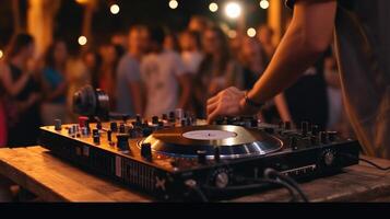 DJ jugando música en un placa giratoria en frente de un multitud a festival, de cerca foto. generativo ai foto