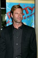 aarón eckhart llegando a el cabeza de toalla estreno a el arco de luz teatros en r los angeles California en septiembre 3 2008 2008 kathy hutchins hutchins foto