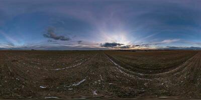 noche 360 hdri panorama en agricultura campo con nubes en oscuro azul cielo con en equirrectangular esférico sin costura proyección, utilizar como cielo reemplazo en zumbido panorámicas, juego desarrollo como cielo Hazme foto