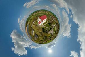 pequeño planeta transformación de esférico panorama 360 grados con vista a Iglesia en centrar de globo en azul cielo. esférico resumen aéreo ver con curvatura de espacio. foto