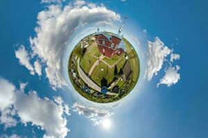 pequeño planeta transformación de esférico panorama 360 grados con vista a Iglesia en centrar de globo en azul cielo. esférico resumen aéreo ver con curvatura de espacio. foto