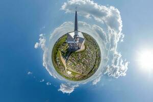 pequeño planeta transformación de esférico panorama 360 grados con vista a Iglesia en centrar de globo en azul cielo. esférico resumen aéreo ver con curvatura de espacio. foto