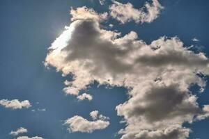 el fondo del cielo azul con nubes de rayas blancas en el cielo y el infinito puede usarse para reemplazar el cielo foto