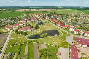 panorámico aéreo ver de un pequeño de tipo urbano asentamiento con rojo techos foto