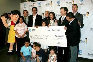 Eva Longoria Parker  Children in the Padres Program ATT Execs and Adrien BalionPadres Contra El Cancer Receives Donation From ATTATT Store  San Fernando RoadBurbank CAMarch 3 20082008 photo