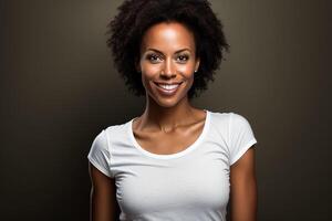 un joven adulto mujer con un alegre sonrisa, grueso afro pelo y individual estilo poses para un interior estudio disparo. ella mira directamente a el cámara, su dientes reluciente en felicidad. ai generado foto