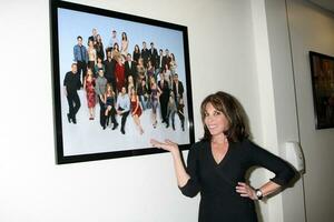 LOS ANGELES - SEP 21, Kate Linder, Y R Cast Photo in the entry hall of CBS TV City at Bold and Beautiful Set - CBS Television CIty on September 21, 2010 in Los Angeles, CA