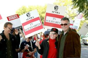 Leslie Charleson  Ian Buchanan Soap Opera AFTRA Actors Support Writers Guild of America Strike CBS Television City December 17 2007 Los Angeles CA 2007 Kathy Hutchins Hutchins Photo