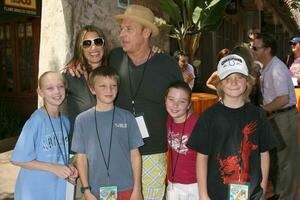 amanda paga Corbin bernsen con niños y su sobrina sobrinos el los simpsons paseo grandioso apertura universal estudios tema parque los angeles California mayo 17 2008 2008 kathy hutchins hutchins foto