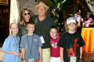 amanda paga Corbin bernsen con niños y su sobrina sobrinos el los simpsons paseo grandioso apertura universal estudios tema parque los angeles California mayo 17 2008 2008 kathy hutchins hutchins foto