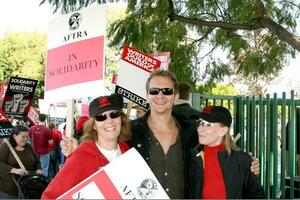 Jane Elliott Sebastian Roche and Leslie Charleson Soap Opera AFTRA Actors Support Writers Guild of America Strike CBS Television City December 17 2007 Los Angeles CA 2007 Kathy Hutchins Hutchins Photo