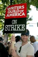 Paul Adelstein Screen Actors Guild Support the Writers Guild of America Strike Outside NBCUniversal Studios Lot Lankershim Blvd Los Angeles CA November 13 2007 2007 Kathy Hutchins Hutchins Photo