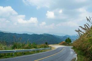 paisaje de la carretera mae wong nacional parque - kamphaeng, Tailandia foto