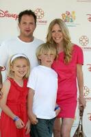 Scott martín, lauralee campana y niños llegando a un hora para héroes celebridad carnaval beneficiando el elizabeth vidriado pediatría SIDA Fundación a el wadsworth teatro jardines en madera del oeste , California en junio 7, 2009 foto