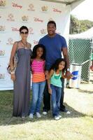 Nicole Murphy and Michael Strahan and her kids arriving at A Time For Heroes Celebrity Carnival benefiting the Elizabeth Glaser Pediatrics AIDS Foundation at the Wadsworth Theater Grounds in Westwood , CA on June 7, 2009 photo