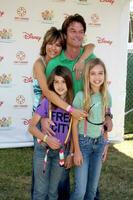 Lisa Rinna, Harry hamlín, y hijas llegando a el un hora para héroes celebridad carnaval beneficiando el elizabeth vidriado pediatría SIDA Fundación a el wadsworth teatro jardines en madera del oeste , California en junio 7, 2009 foto