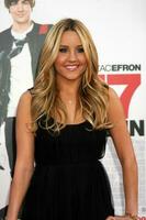 Amanda Bynes   arriving at the 17 Again Premiere at Graumans Chinese Theater in Los Angeles CA on April 14 20092009 photo