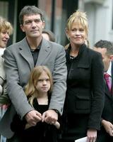 antonio banderas y esposa melanie Griffith y hija Stella caminar de fama ceremonia para antonio banderas los angeles California octubre 18 2005 foto