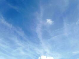 cielo y nubes blancas foto