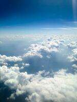 cielo y nubes blancas foto