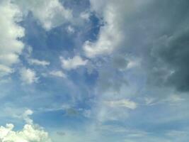 cielo y nubes blancas foto