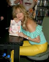 Goldie hawn Goldie hawn firma de libros de su libro un loto crece en el barro barnes noble el arboleda compras centrar los angeles California mayo 11 2005 2005 kathy hutchins hutchins foto