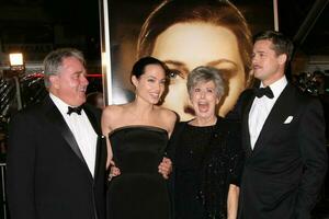 Brad Pitt and his parents with Angelina Jolie photo