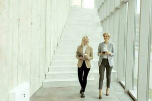 mujer de negocios caminando en el pasillo de la oficina foto