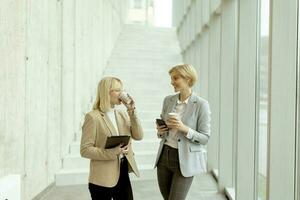 mujer de negocios caminando en el pasillo de la oficina foto