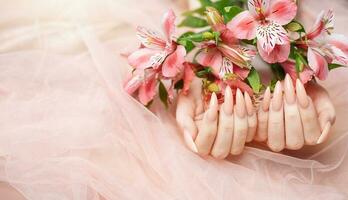 elegante pastel rosado natural manicura. foto