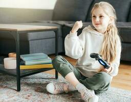 pequeño niña jugando en juegos consola foto