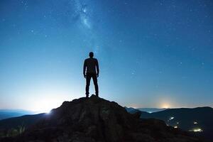 ai generativo. un hombre en pie en parte superior de un montaña. espalda vista. foto