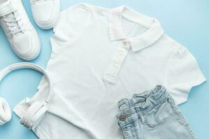 niño camiseta, Zapatos y auriculares en azul fondo foto