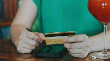 handen met creditcard en met behulp van laptop. online winkelen video