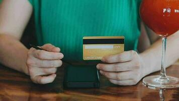 handen met creditcard en met behulp van laptop. online winkelen video